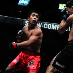 Kevin Belingon misses with a punch against Thanh Vu