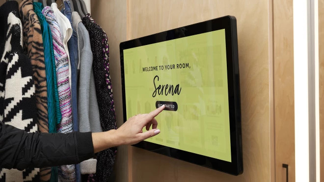 Un écran tactile dans la cabine d'essayage d'Amazon Style.