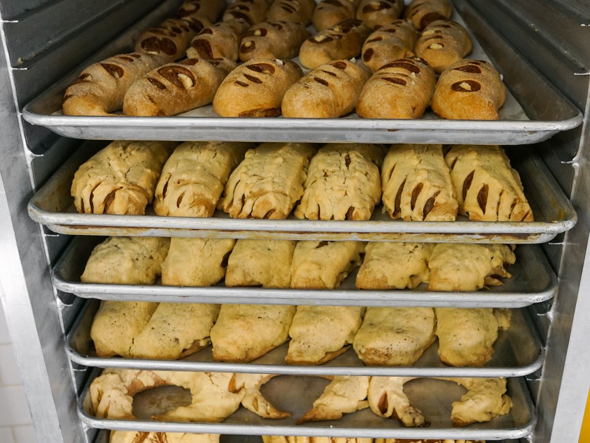 Pan dulces cooling after baking in the ovens at Pan Estilo Copala.