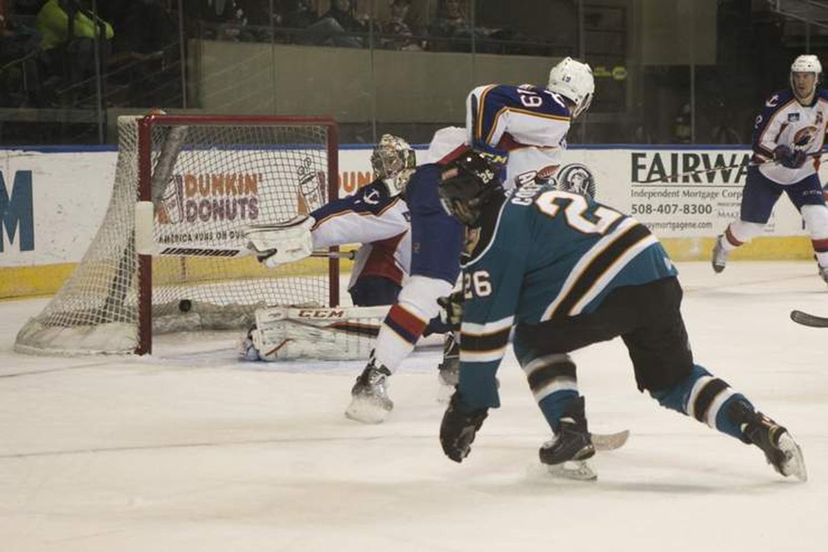 Worcester Sharks forward Willie Coetzee scores a power play goal during the second period of the Sharks' 5-2 win over the Norfolk Admirals Friday night at the DCU Center (Matt Wright, Telegram.com).