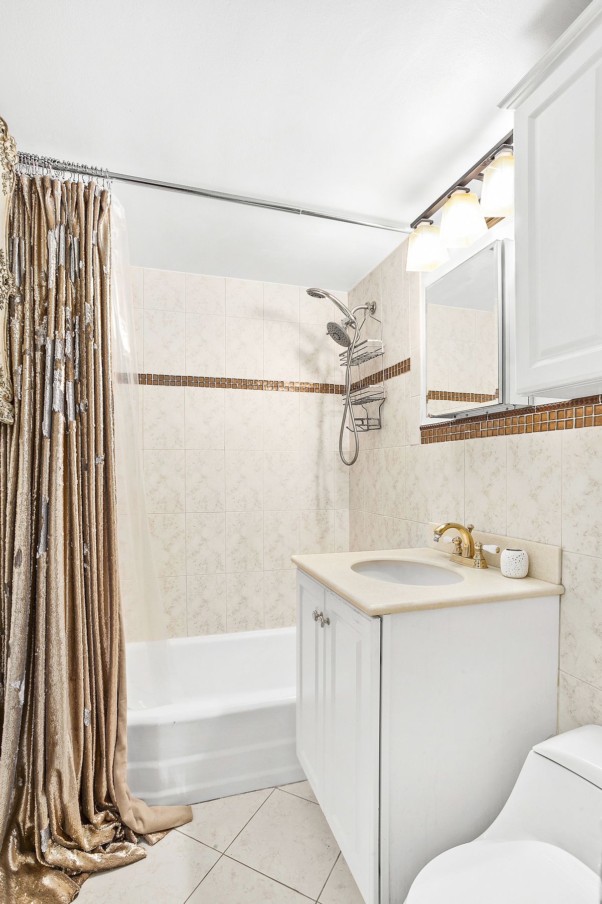 A bathroom with beige tiles.