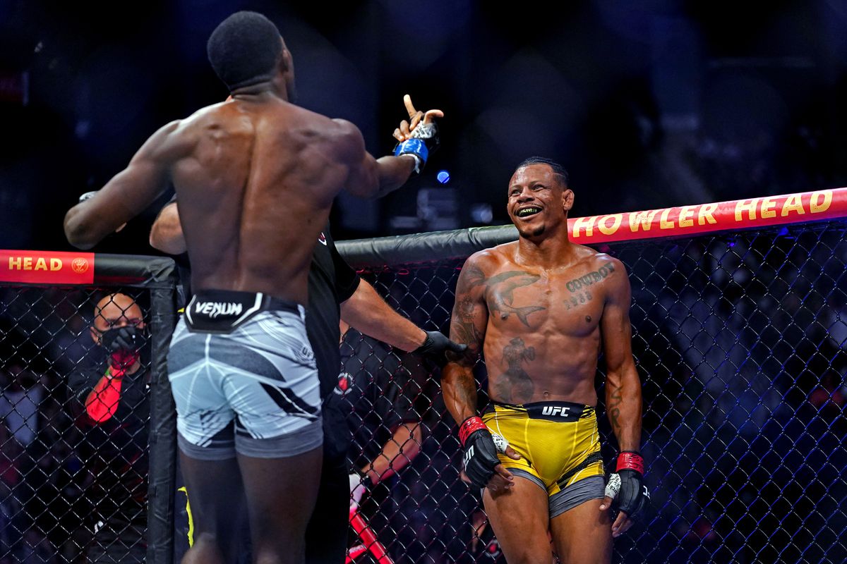 MMA: UFC 261-Oliveira vs Brown