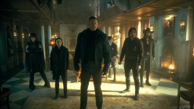 The Umbrella Academy. (L to R) Emmy Raver-Lampman as Allison Hargreeves, Elliot Page, Tom Hopper as Luther Hargreeves, Aidan Gallagher as Number Five, David Castañeda as Diego Hargreeves, Robert Sheehan as Klaus Hargreeves in episode 301 of The Umbrella Academy. 