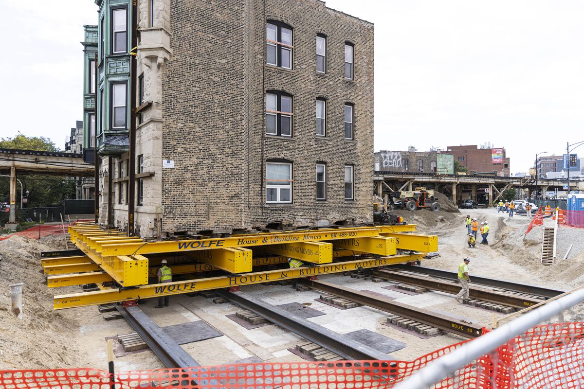 Moving crews move the historic Vautravers building at 947-949 N. Newport Avenue in Lakeview East, Monday, Aug. 2, 2021.