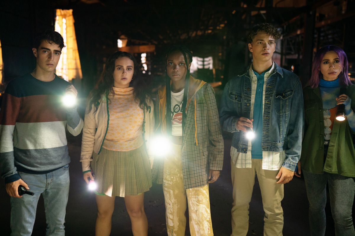 Naomi and her Scooby-Doo gang of mystery-solvers, holding flashlights at night and looking creeped-out