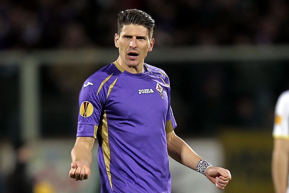 Those who are upset Mario Balotelli doesn't celebrate his goals will be delighted to know that Mario Gomez definitely, DEFINITELY celebrates his goals.