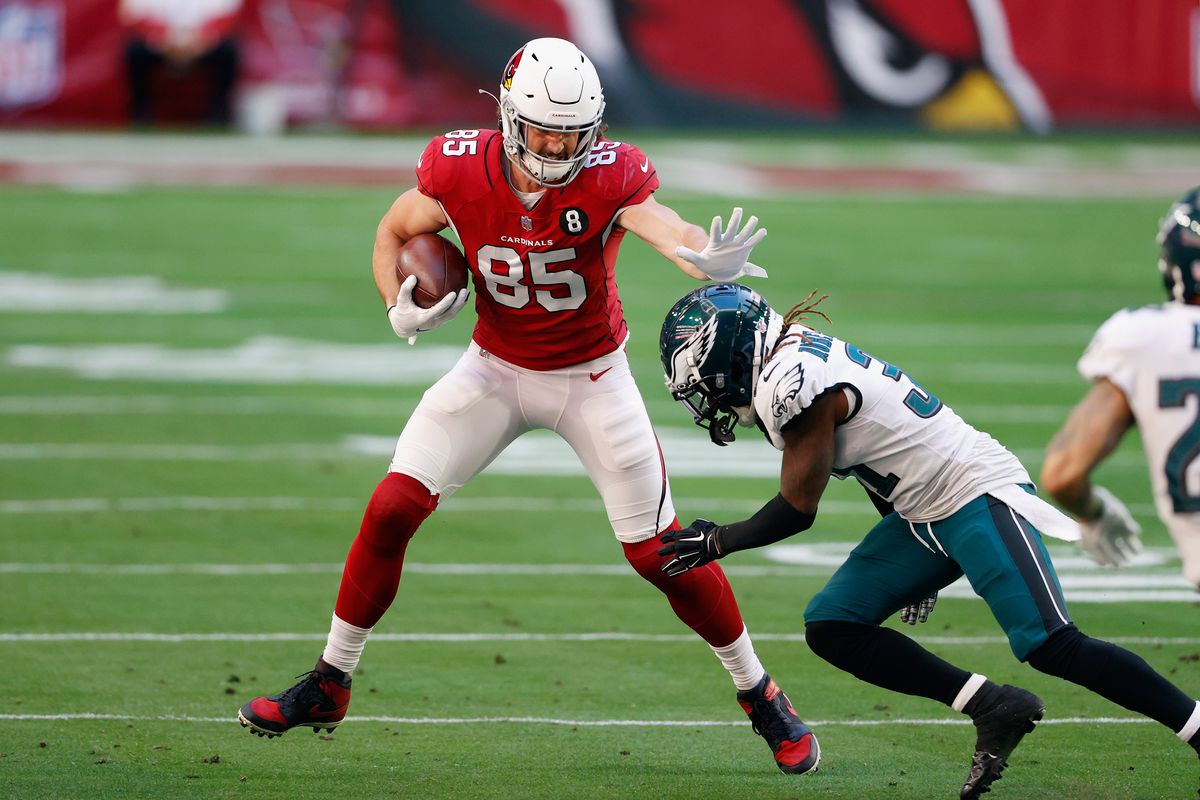Dan Arnold #85 of the Arizona Cardinals makes the first quarter reception against the Philadelphia Eagles at State Farm Stadium on December 20, 2020 in Glendale, Arizona.