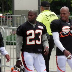 Terence Newman and Leon Hall chat with Hue Jackson