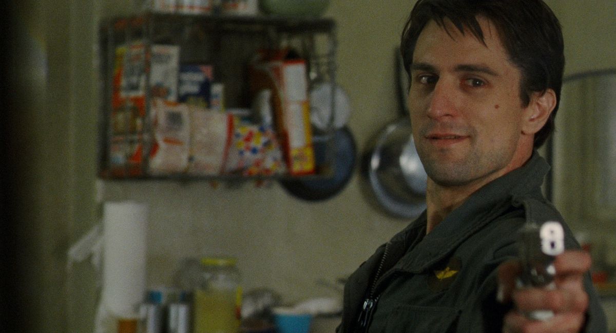 Travis Bickle (Robert De Niro) celuje z pistoletu w Taksówkarzu