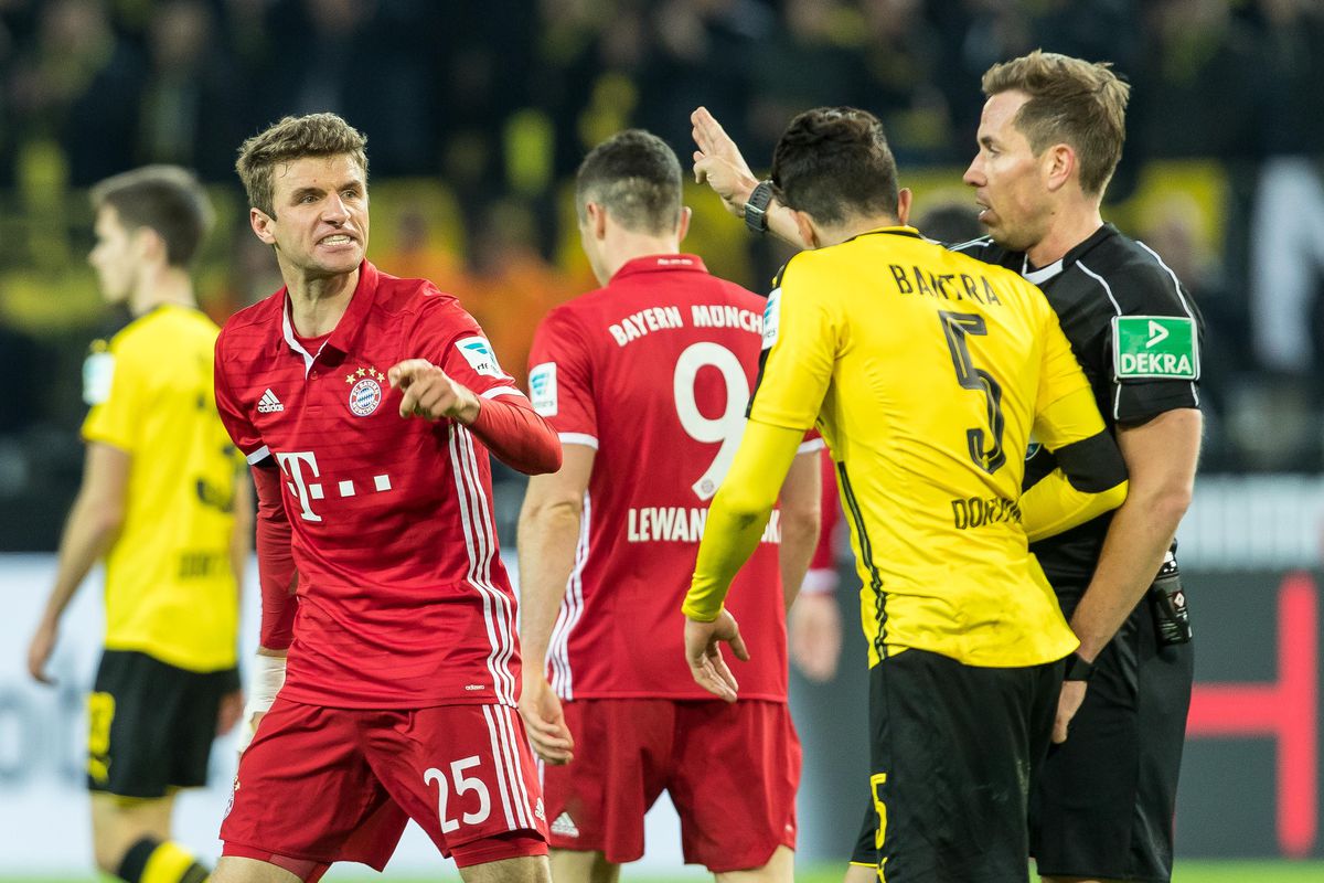 Dortmund, GERMANY - NOVEMBER 19: Thomas Mueller of Bayern Muenchen and Marc Bartra of Borussia Dortmund gestures during the Bandesliga soccer match between BV Borussia Dortmund and FC Bayern Muenchen at the Signal Iduna Park in Dortmund, Germany on November 19, 2016. (Photo by TF-Images/Getty Images)
