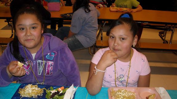 Students eating lunch at Boulder Valley’s Columbine Elementary School. <em>EdNews</em> file photo