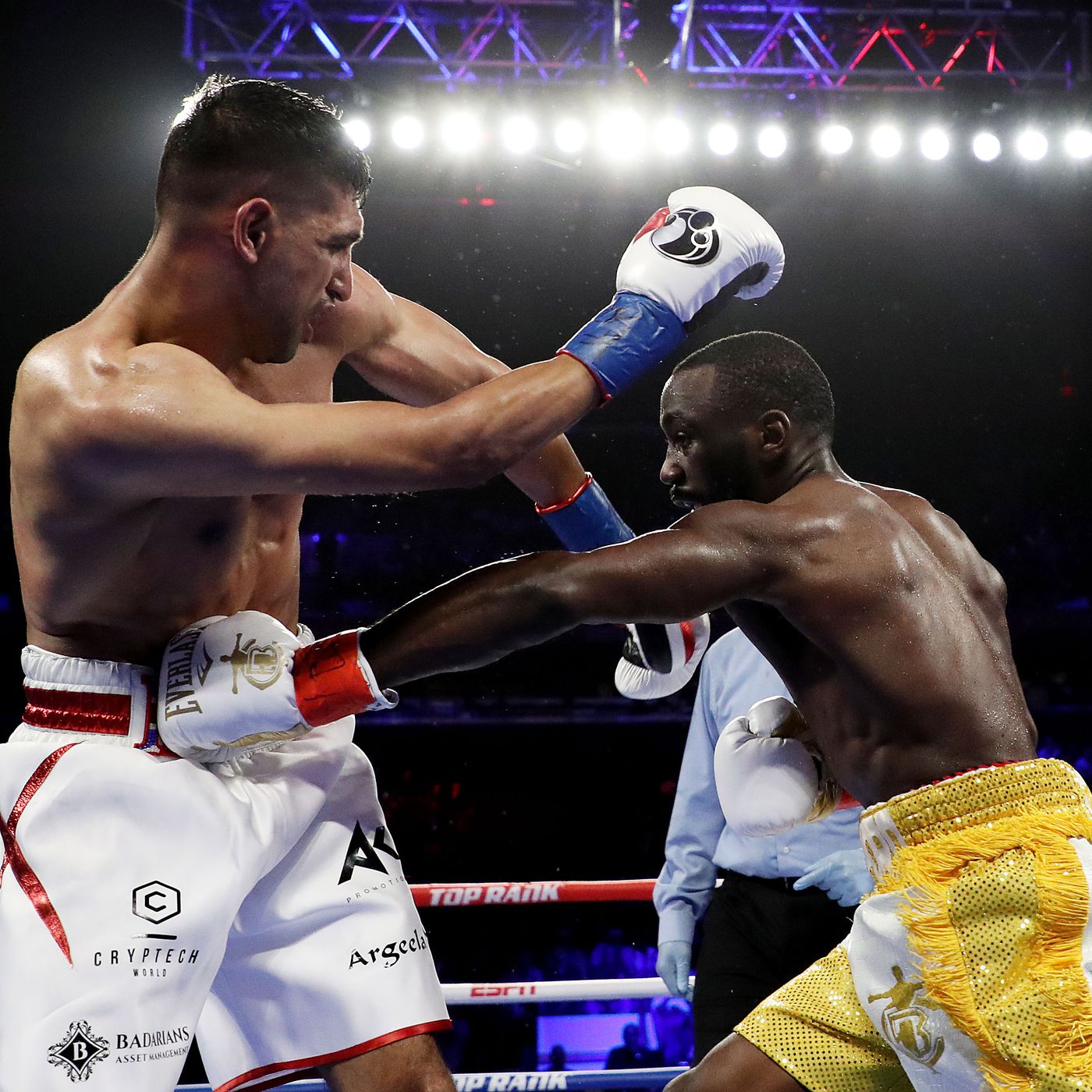 At vise tredobbelt nyse Highlights! Watch Terence Crawford finish Amir Khan in the sixth with  accidental low blow - MMAmania.com