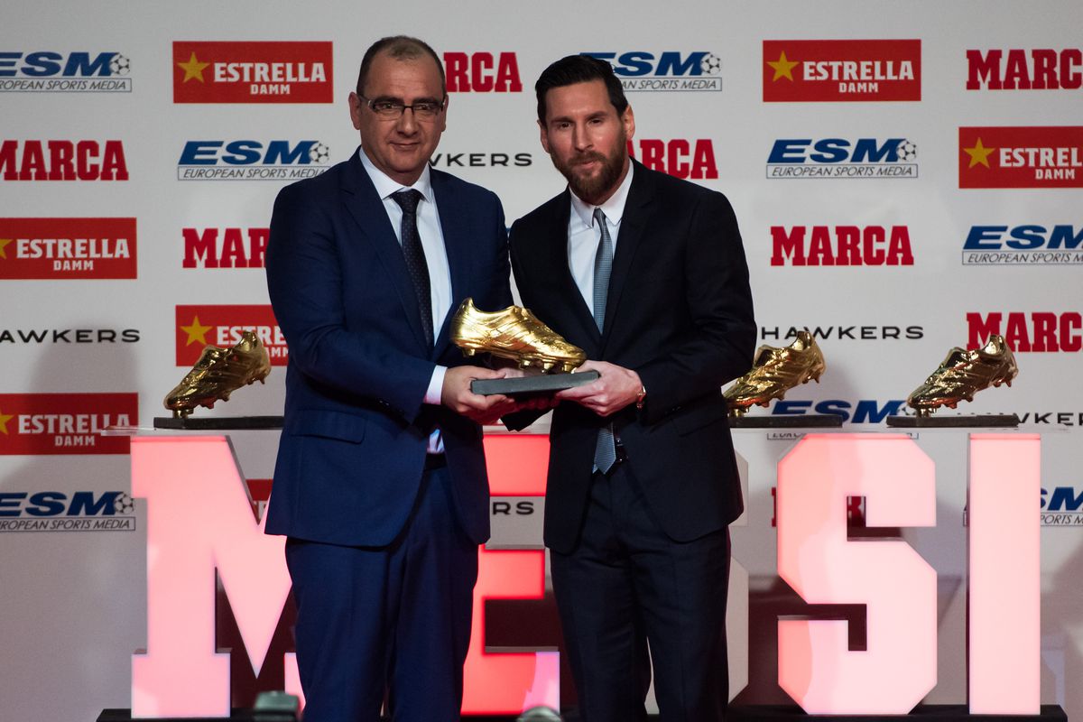 Lionel Messi receiving Golden Shoe award