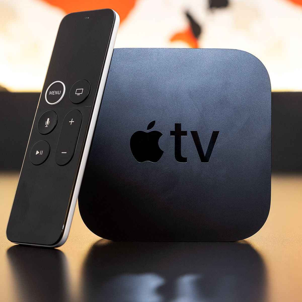El Apple TV 4K, la mejor experiencia de usuario de dispositivos de transmisión, en una mesa con el control remoto Siri.