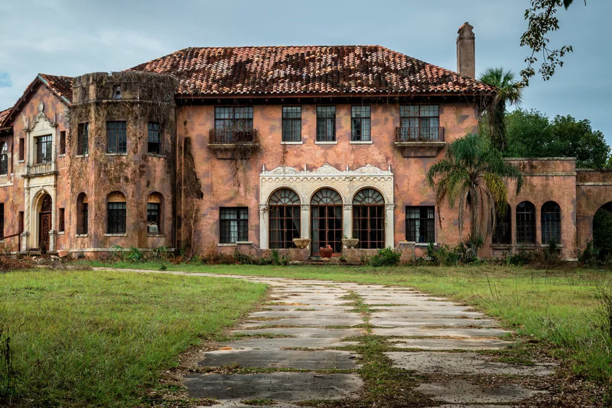 A haunted mansion for sale in Howey-in-the-Hills, Florida