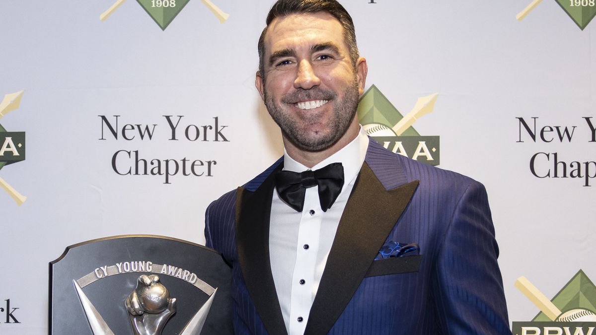 Justin Verlander poses with his American League Cy Young Award during the 2023 Baseball Writers’ Association of America awards dinner at New York Hilton on January 28, 2023 in New York City.