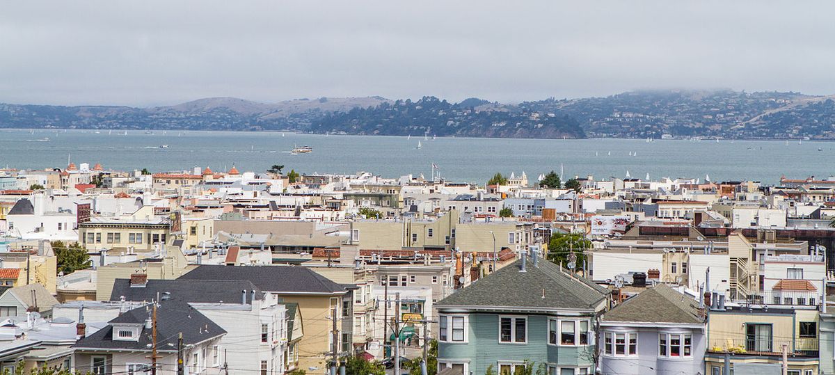 Cow Hollow houses in front of the bay.