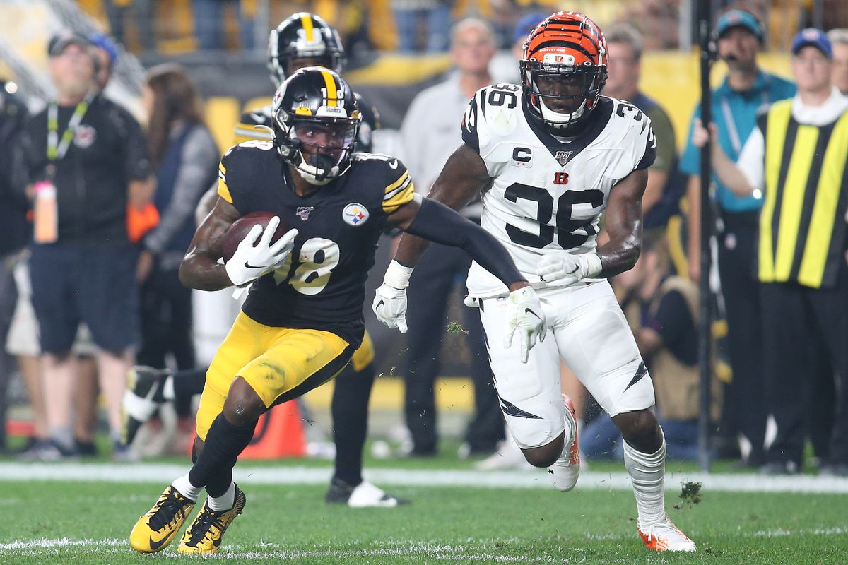 Pittsburgh Steelers wide receiver Diontae Johnson runs after a catch as Cincinnati Bengals strong safety Shawn Williams chases during the second quarter at Heinz Field.