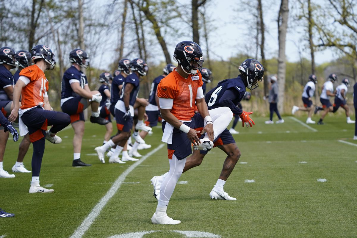 Bears quarterback Justin Fields (1) works out during the team’s rookie minicamp on May, 14, 2021, in Lake Forest Ill.