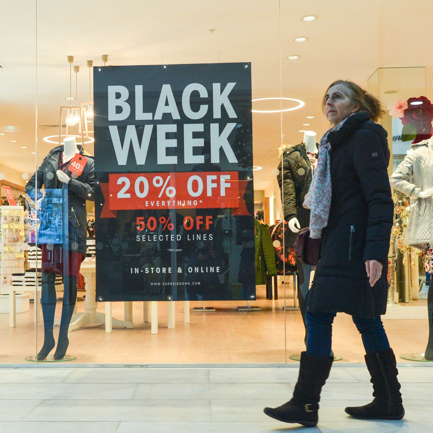 Para un día de viaje Mirar fijamente Groseramente Black Friday 2018: the US's biggest shopping holiday, explained - Vox