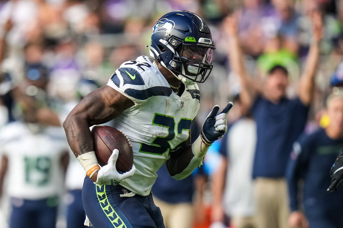 Seattle Seahawks running back Chris Carson (32) carries the ball for a touchdown during the second quarter against Minnesota Vikings at U.S. Bank Stadium.