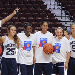 Andre Drummond photobombs UConn women's basketball photo.