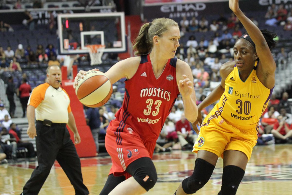 Emma Meesseman drives to the hoop against Sparks F Nneka Ogwumike.