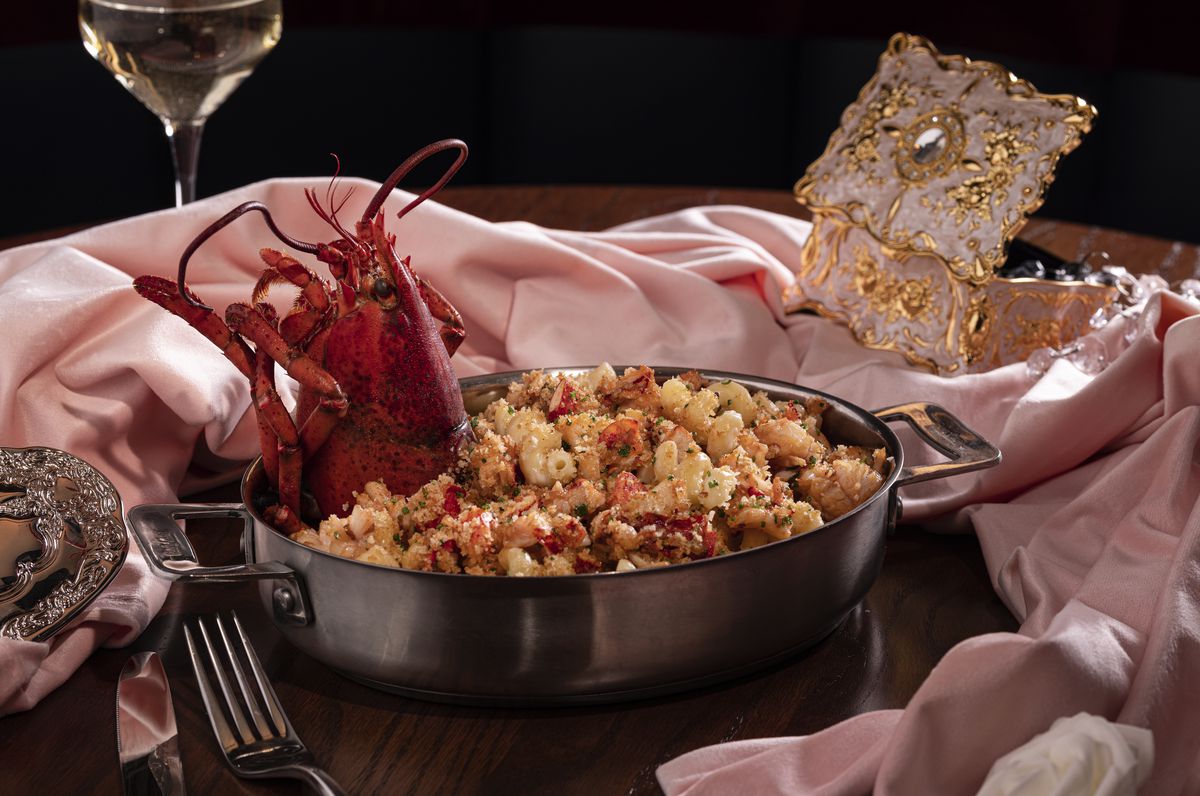 A bowl filled with macaroni and lobster.