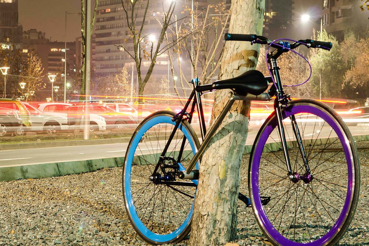 The "unstealable bike"; photo via <a href="http://nadiemelaroba.cl/">Yerka Project</a>