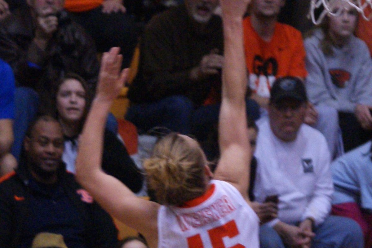 Jamie Weisner led Oregon St. to a going away win over Washington Monday evening.