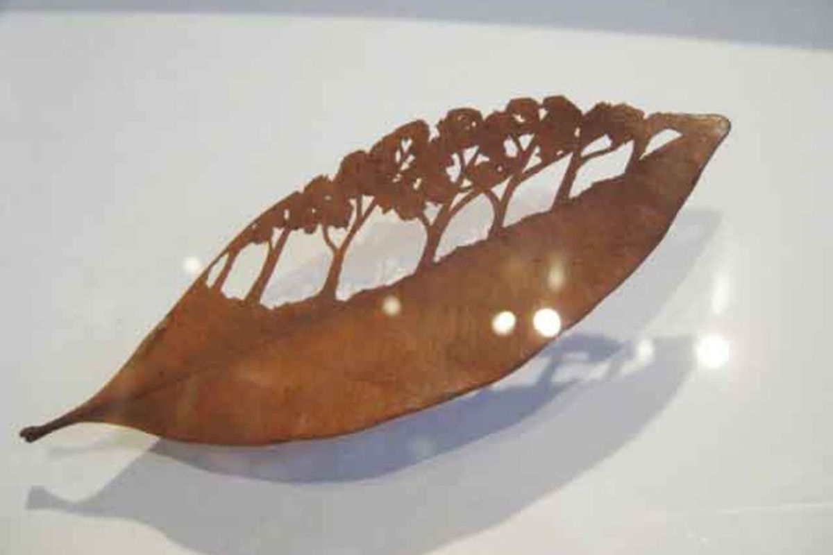 A leaf carved with a pin, displayed at Venice boutique Tortoise. Image via <a href="http://oklosangeles.blogspot.com/2009/08/rapture-of-tiny-continued-work-by.html">OK Los Angeles</a>