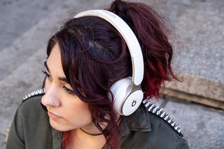 Una foto delle cuffie Beats Solo Pro, le migliori cuffie a cancellazione di rumore sull'orecchio, indossate sulla testa di una donna.