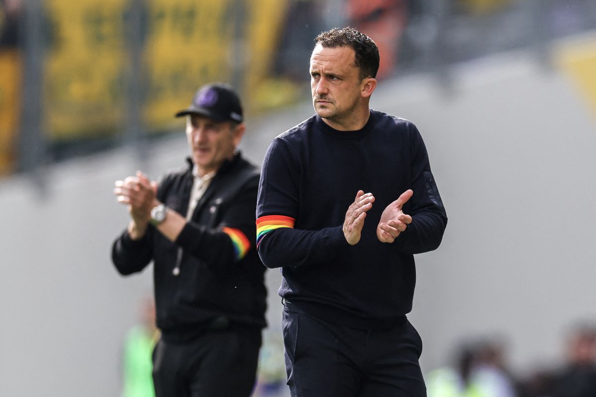 Nantes’ head coach Pierre Aristouy, right, and Toulouse’s Philippe Montanier wear rainbow armbands on Sunday.