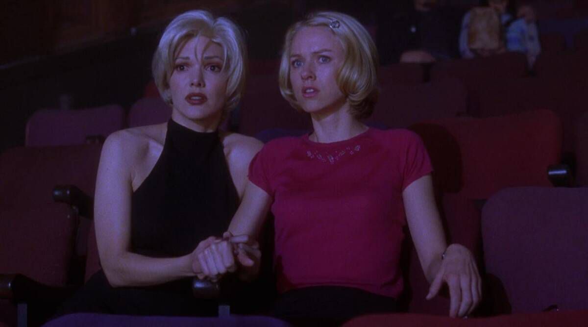 Rita (Laura Harring) y Betty (Naomi Watts) parecen perturbadas en un cine en Mulholland Drive.