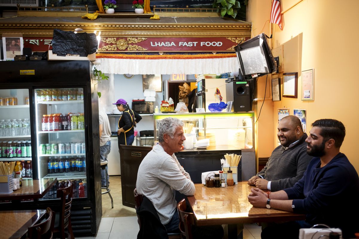 Anthony Bourdain and companions dine during a scene from Parts Unknown: Queens.