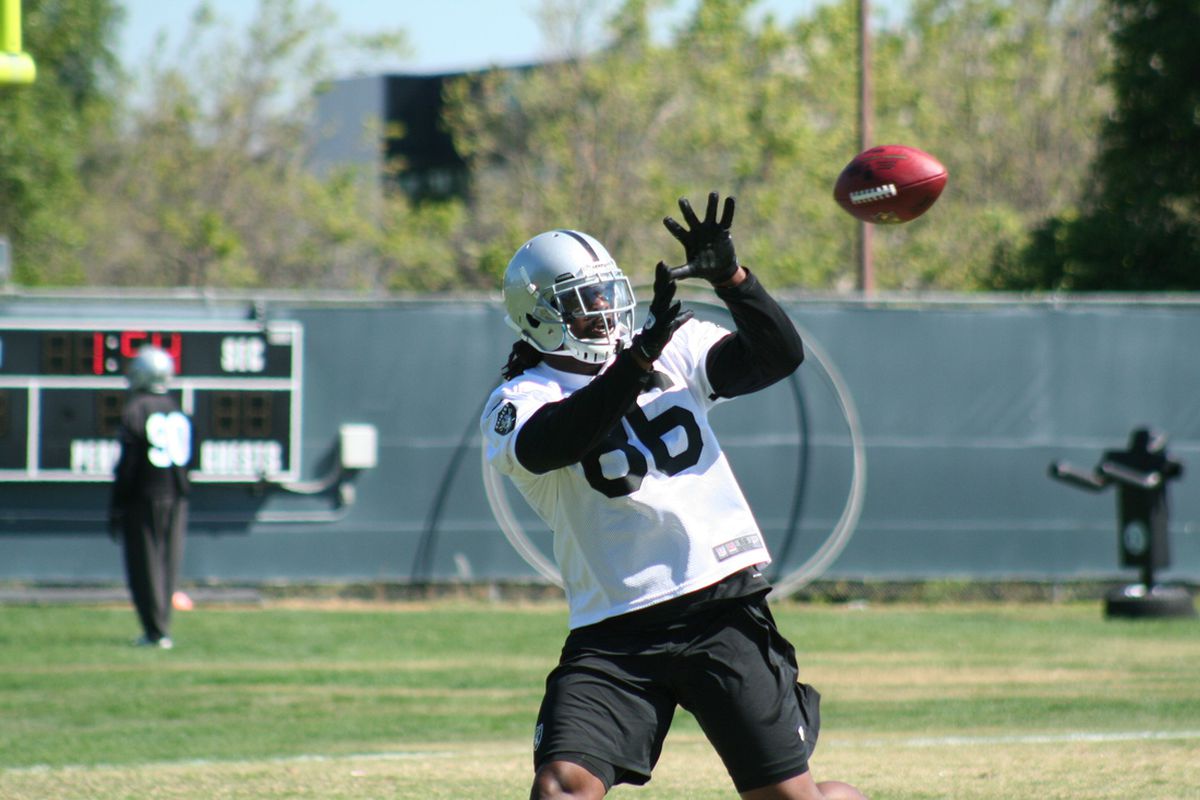 Oakland Raiders tight end David Ausberry at OTA practice (photo by Levi Damien)