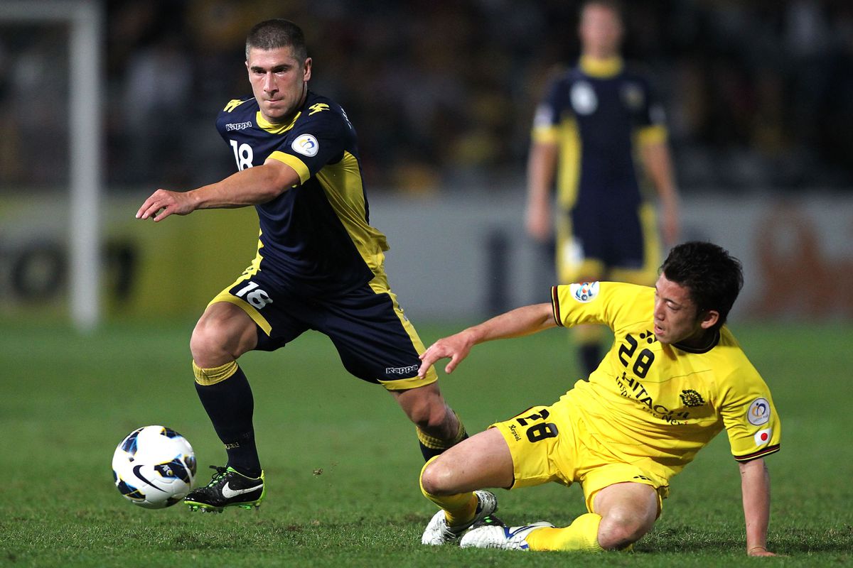 Nick Montgomery of the Mariners controls the ball ahead of Kurisawa Ryoichi of Kashiwa during the AFC Champions League match between the Central Coast Mariners and Kashiwa at Bluetongue Stadium on April 30, 2013 in Gosford, Australia.