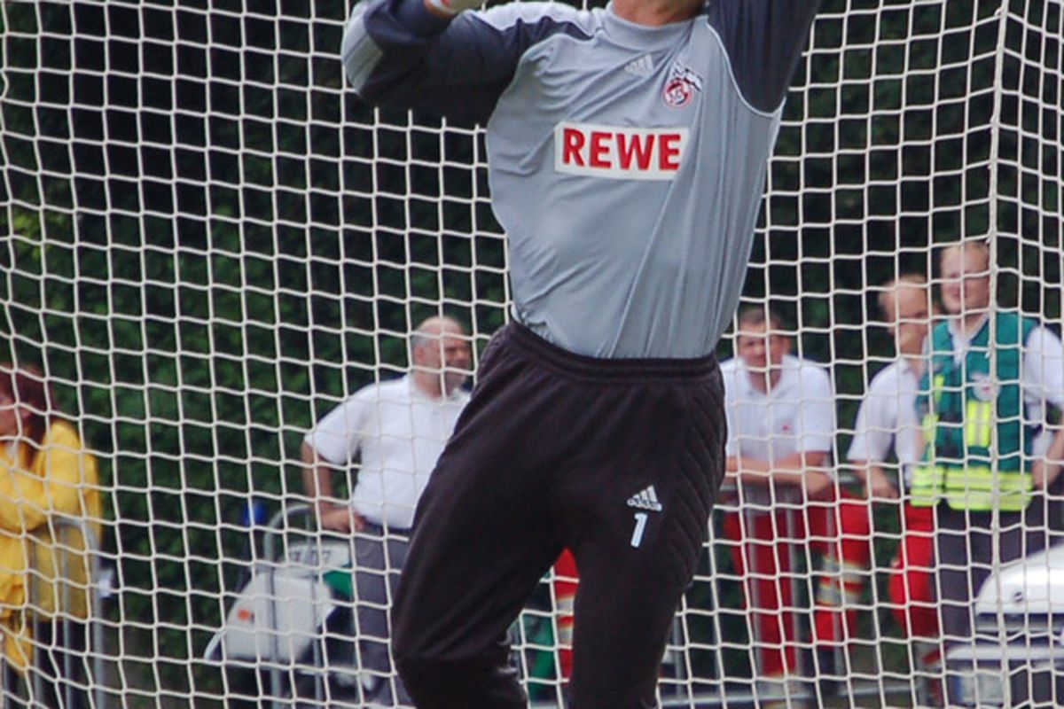 Faryd Mondragon has signed with the Philadelphia Union. The 39-year-old goalkeeper has played 50 matches for the Colombian national team. (via <a href="http://upload.wikimedia.org/wikipedia/commons/1/17/Faryd_Mondragon.jpg">upload.wikimedia.org</a>)