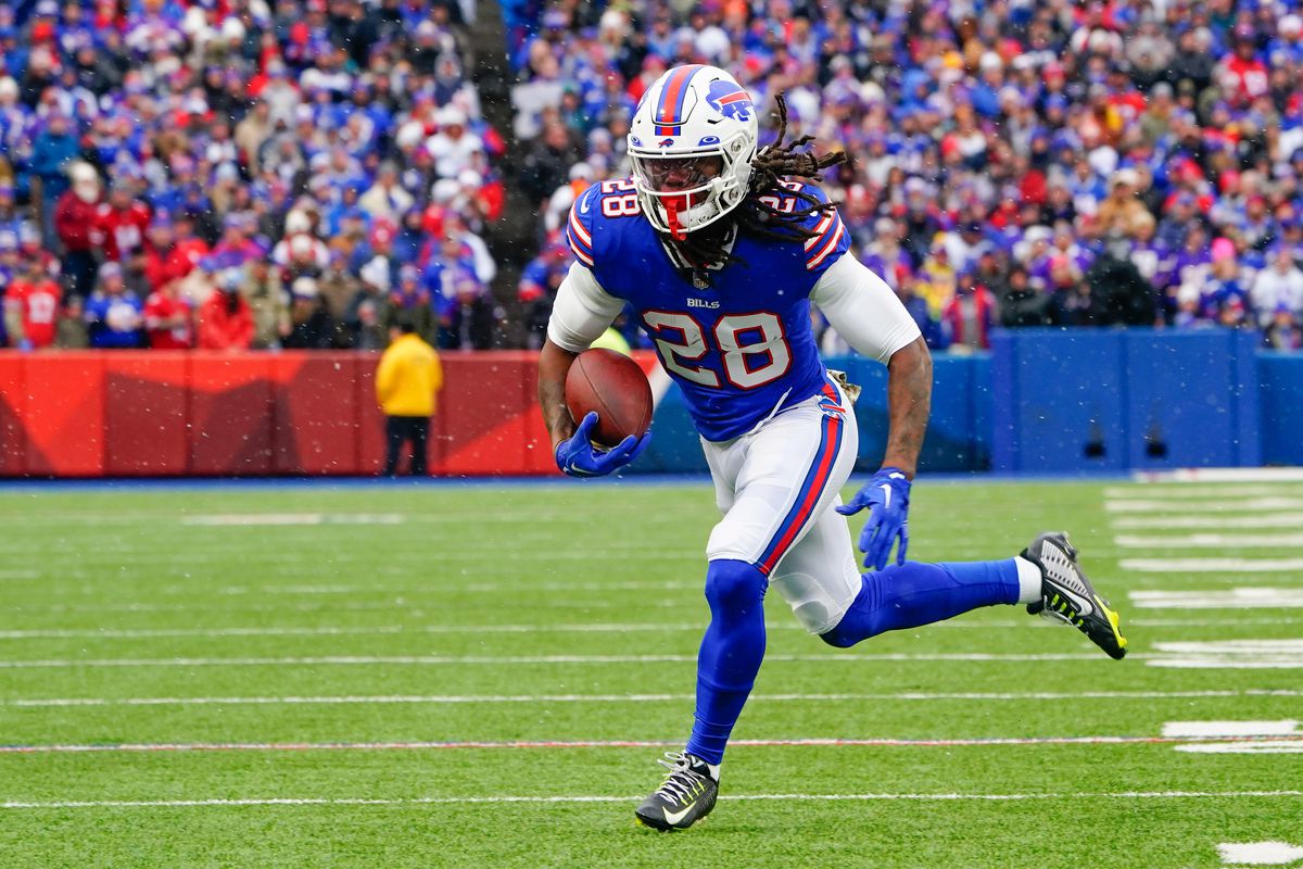 Buffalo Bills running back James Cook (28) runs with the ball against the Minnesota Vikings during the first half at Highmark Stadium