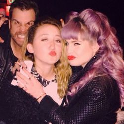 Kelly Osbourne with Miley's little sister Noah Cyrus, and a creepy photobomber. [Photo via @kellyosbourne/<a href="http://instagram.com/p/hfNEm9gb5T/"target="_blank">Instagram</a>]