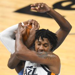 Utah Jazz Center Derek Fivers verbindt de bal met Memphis Grizzlies-aanvaller Garen Jackson Jr. tijdens de eerste helft van Game 3 van de NBA Basketball First Round Series op zaterdag 29 mei 2021 in Memphis, Tin. 