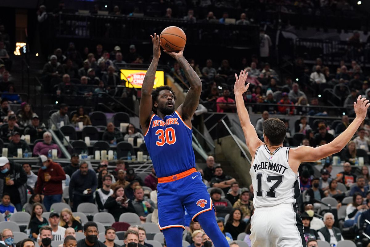New York Knicks forward Julius Randle (30) shoots over San Antonio Spurs forward Doug McDermott (17) in the second half at the AT&amp;amp;T Center.