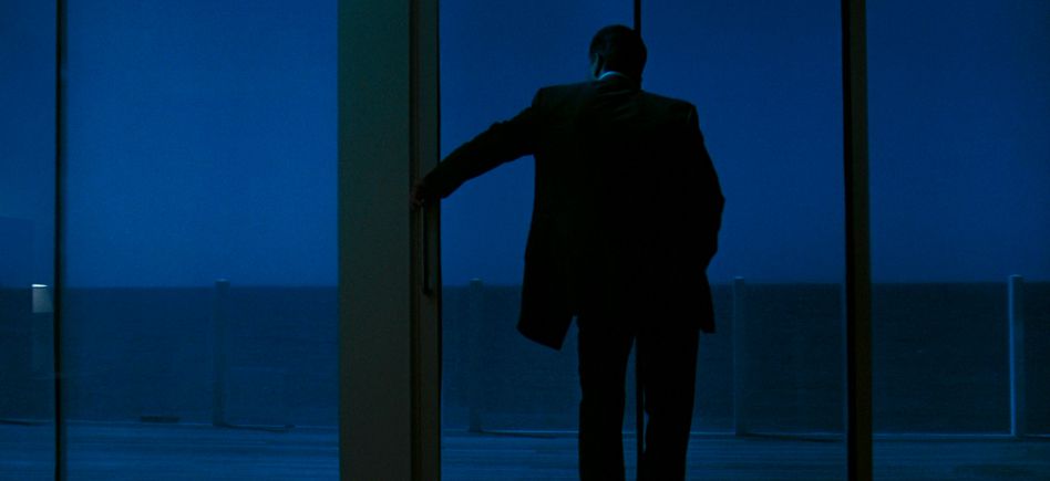 Robert De Niro as career criminal Neil McCaulley standing watching the waves against the shore from his empty apartment.