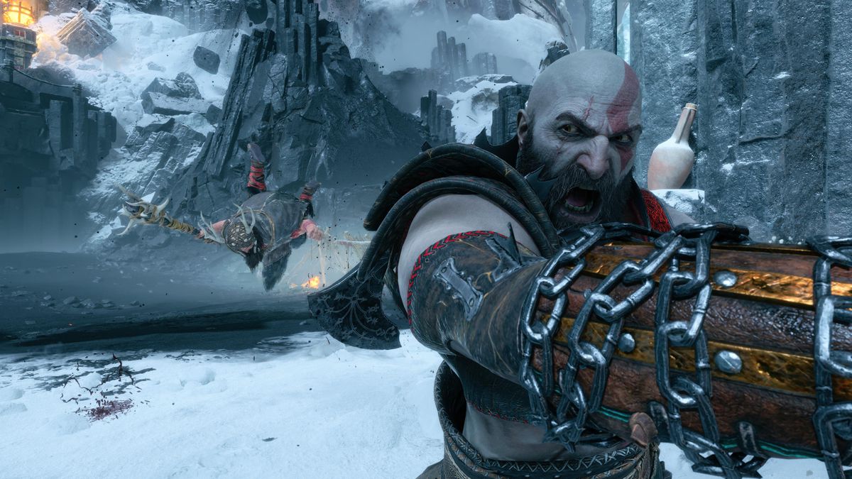 Kratos tira de un enemigo hacia él en God of War Ragnarök: Valhalla