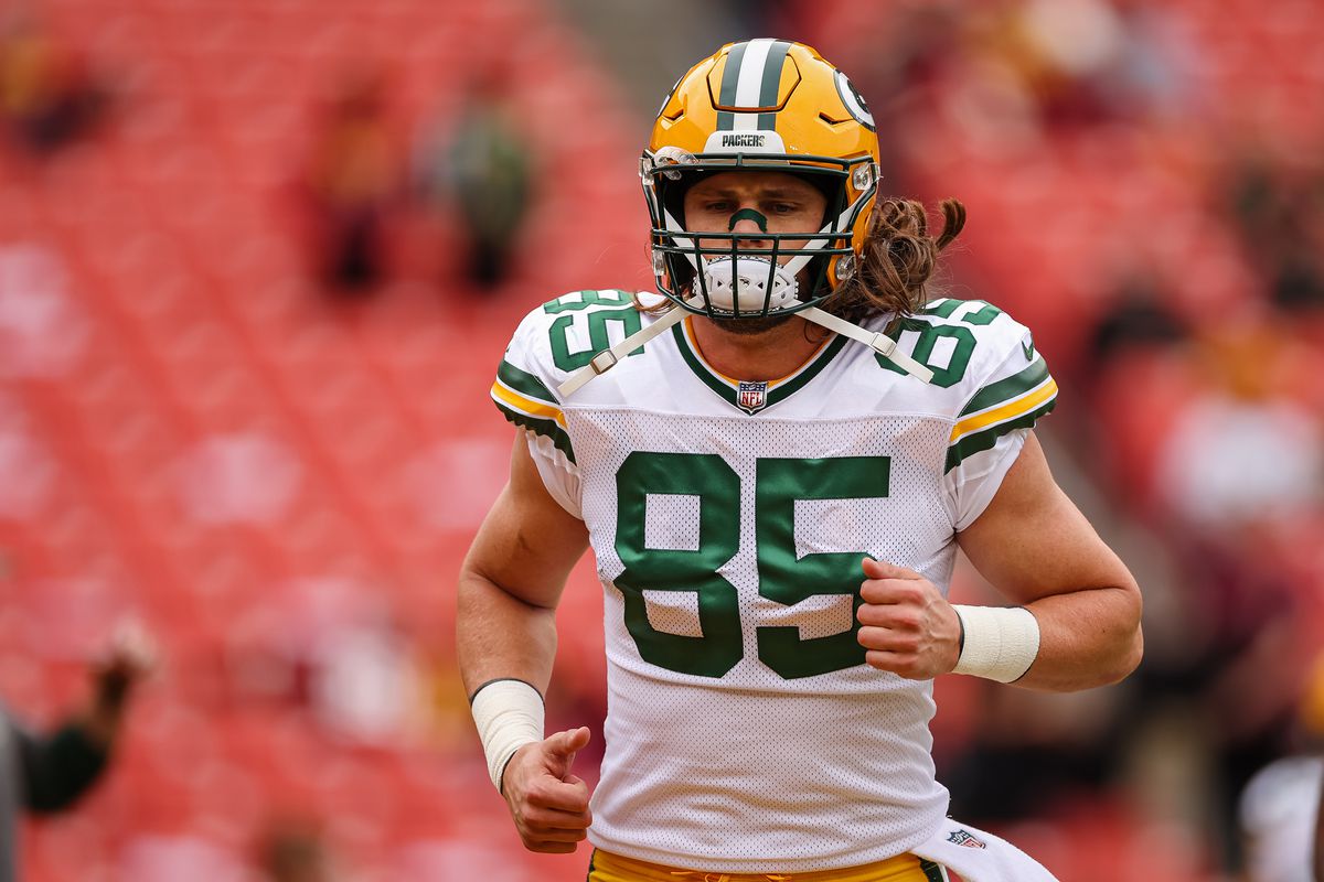 Robert Tonyan of the Green Bay Packers warms up before the game against the Washington Commanders at FedExField on October 23, 2022 in Landover, Maryland.