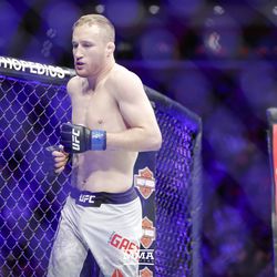 Justin Gaethje gets ready for his fight at UFC 218.
