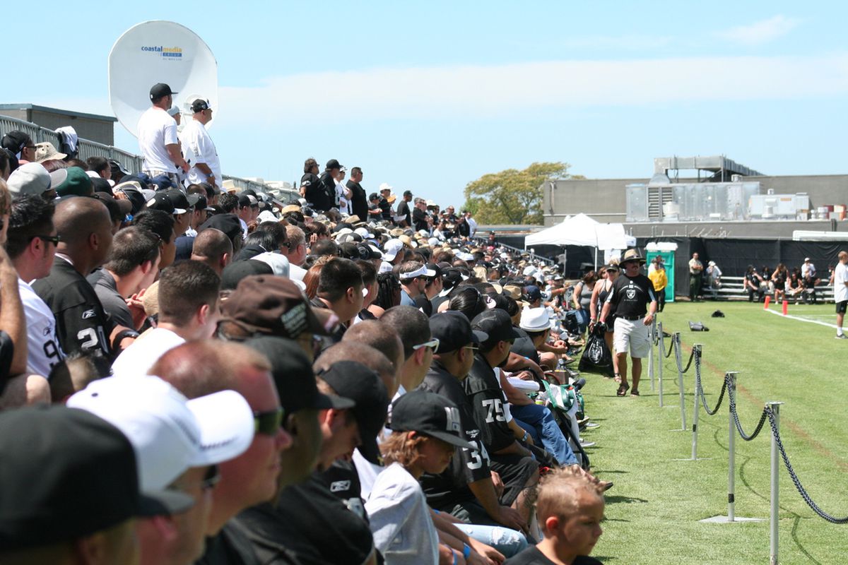 Crowd in attendance at Raiders training camp (photo by Levi Damien)