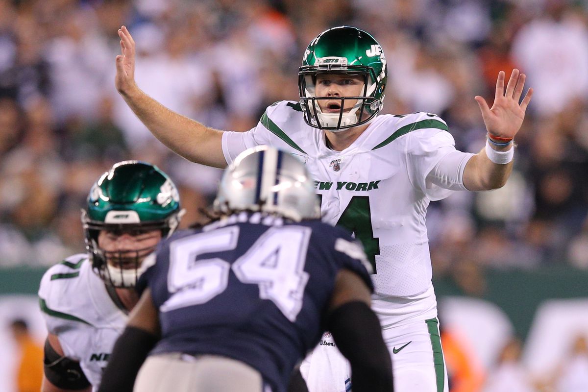 New York Jets quarterback Sam Darnold calls a play against the Dallas Cowboys during the fourth quarter at MetLife Stadium.
