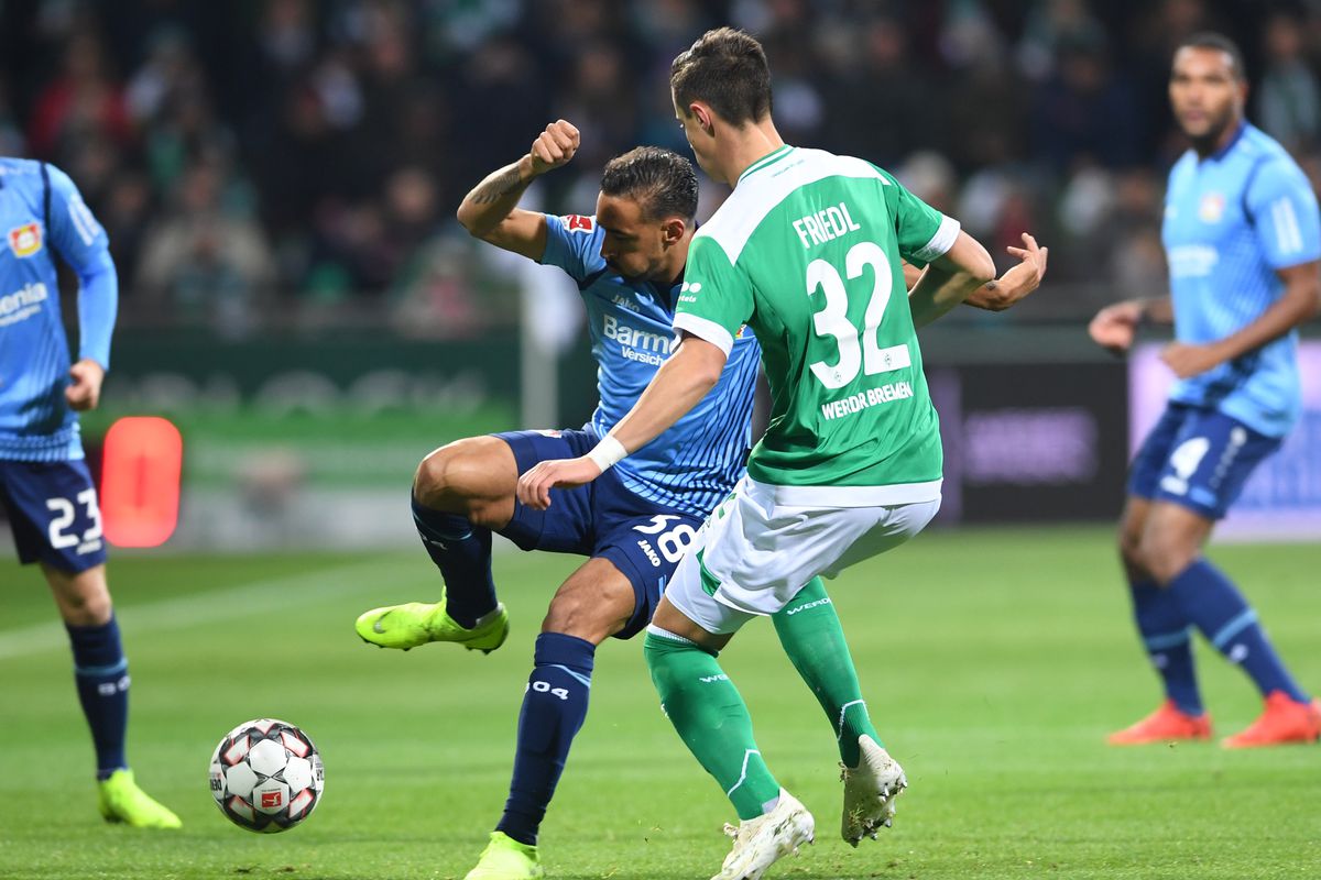 28 October 2018, Bremen: Soccer: Bundesliga, Werder Bremen vs Bayer Leverkusen, Matchday 9. Leverkusen's Karim Bellarabi (L) and Bremen's Marco Friedl vying for the ball.