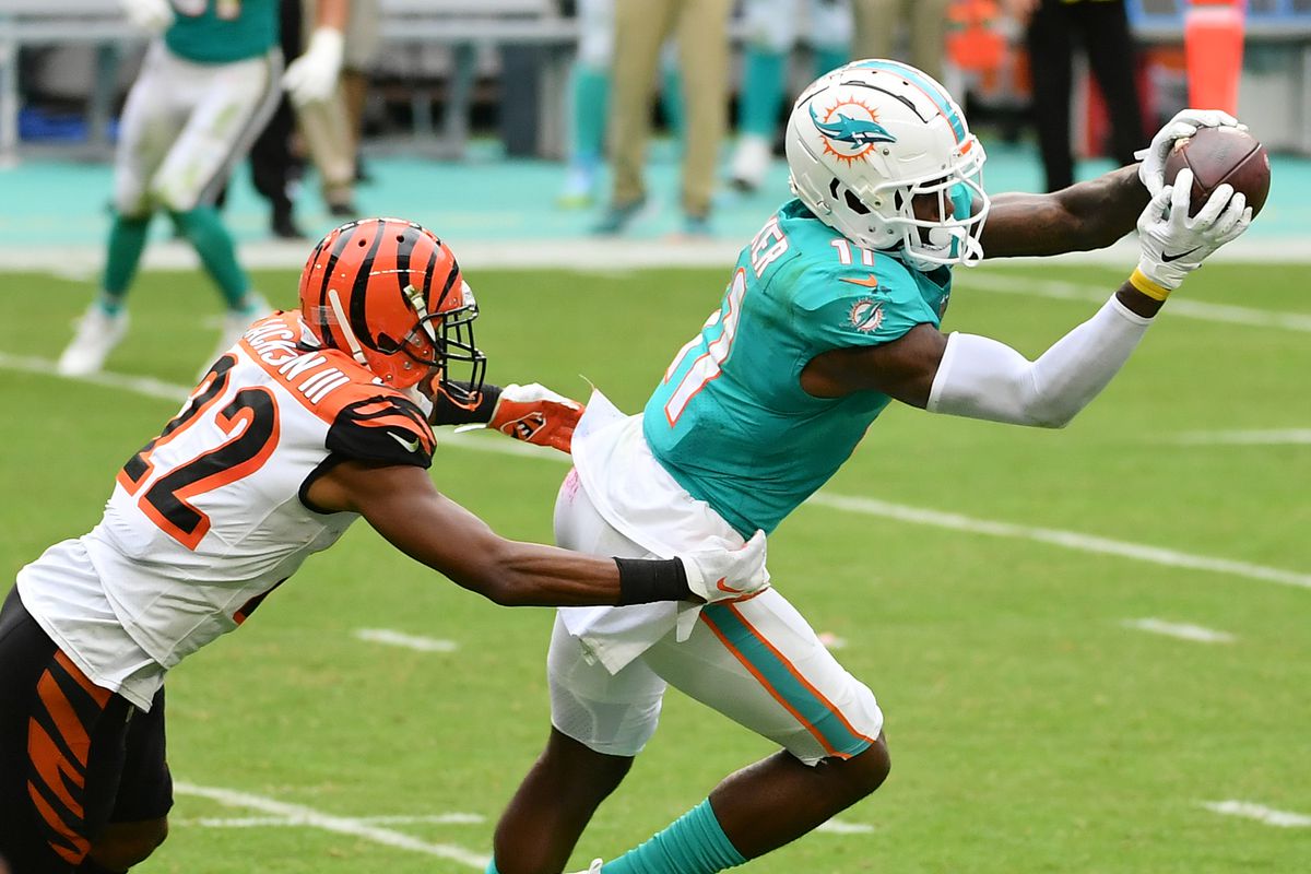 Miami Dolphins wide receiver DeVante Parker (11) makes a catch in front of Cincinnati Bengals cornerback William Jackson (22) during the second half at Hard Rock Stadium.